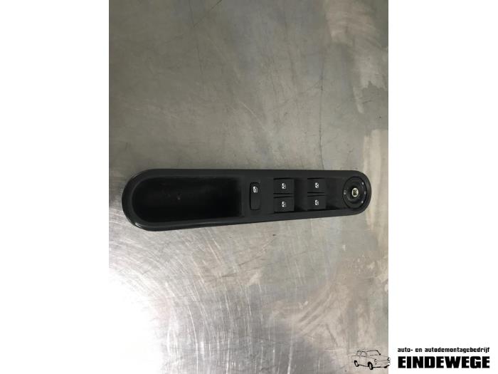 Usados Interruptor combinado de ventanillas Renault Espace (JK) 2.0 16V Precio € 25,00 Norma de margen ofrecido por Auto- en demontagebedrijf Eindewege