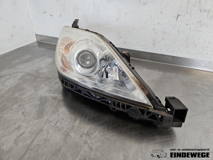 Używane Reflektor prawy Mazda 5 (CR19) 2.0i 16V Cena € 40,00 Procedura marży oferowane przez Auto- en demontagebedrijf Eindewege