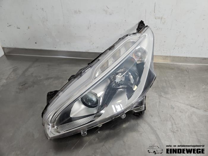 Używane Reflektor lewy Peugeot 208 I (CA/CC/CK/CL) 1.2 12V e-THP PureTech 110 Cena € 350,00 Procedura marży oferowane przez Auto- en demontagebedrijf Eindewege