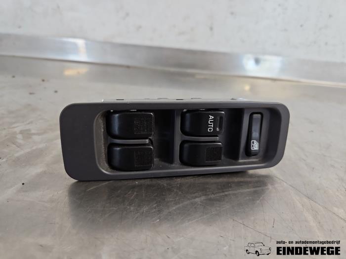 Usados Interruptor combinado de ventanillas Daihatsu YRV (M2) 1.3 16V DVVT Precio € 25,00 Norma de margen ofrecido por Auto- en demontagebedrijf Eindewege