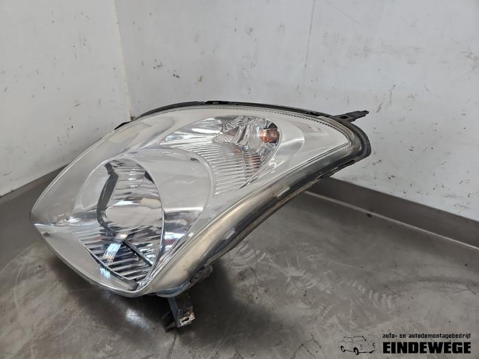 Używane Reflektor lewy Suzuki Swift (ZA/ZC/ZD1/2/3/9) 1.3 VVT 16V Cena € 78,50 Procedura marży oferowane przez Auto- en demontagebedrijf Eindewege