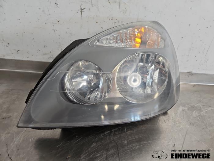 Używane Reflektor lewy Renault Clio II (BB/CB) 1.6 16V Cena € 25,00 Procedura marży oferowane przez Auto- en demontagebedrijf Eindewege