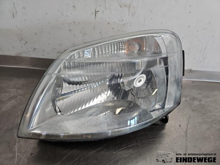 Używane Reflektor lewy Peugeot Partner 1.6 HDI 90 16V Cena € 25,00 Procedura marży oferowane przez Auto- en demontagebedrijf Eindewege