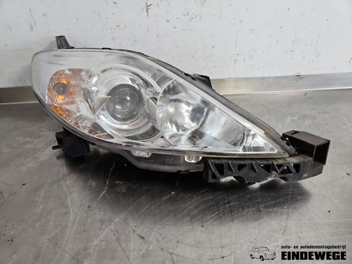 Używane Reflektor prawy Mazda 5 (CR19) 1.8i 16V Cena € 52,50 Procedura marży oferowane przez Auto- en demontagebedrijf Eindewege