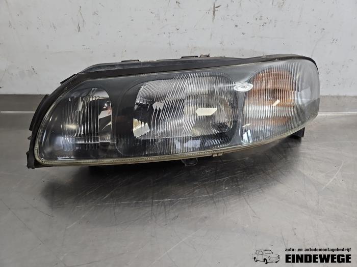 Używane Reflektor lewy Volvo S60 I (RS/HV) 2.4 20V 140 Cena € 52,50 Procedura marży oferowane przez Auto- en demontagebedrijf Eindewege
