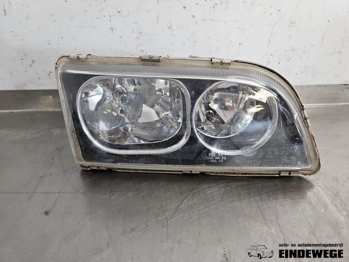 Używane Reflektor prawy Volvo V40 (VW) 2.0 16V Cena € 35,00 Procedura marży oferowane przez Auto- en demontagebedrijf Eindewege