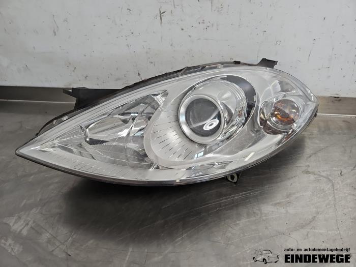 Używane Reflektor lewy Mercedes A (W169) 2.0 A-200 CDI 16V 5-Drs. Cena € 52,50 Procedura marży oferowane przez Auto- en demontagebedrijf Eindewege