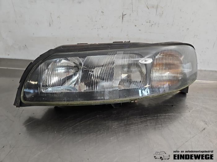 Używane Reflektor lewy Volvo V70 (SW) 2.4 D5 20V Cena € 38,50 Procedura marży oferowane przez Auto- en demontagebedrijf Eindewege