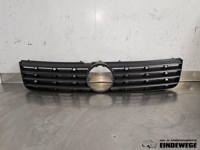 Begagnade Grill Volkswagen Passat (3B2) 1.6 Pris € 25,00 Marginaltabell erbjuds av Auto- en demontagebedrijf Eindewege