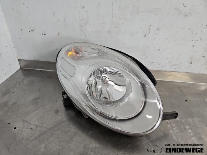 Używane Reflektor prawy Fiat 500L (199) 1.4 16V Cena € 125,00 Procedura marży oferowane przez Auto- en demontagebedrijf Eindewege