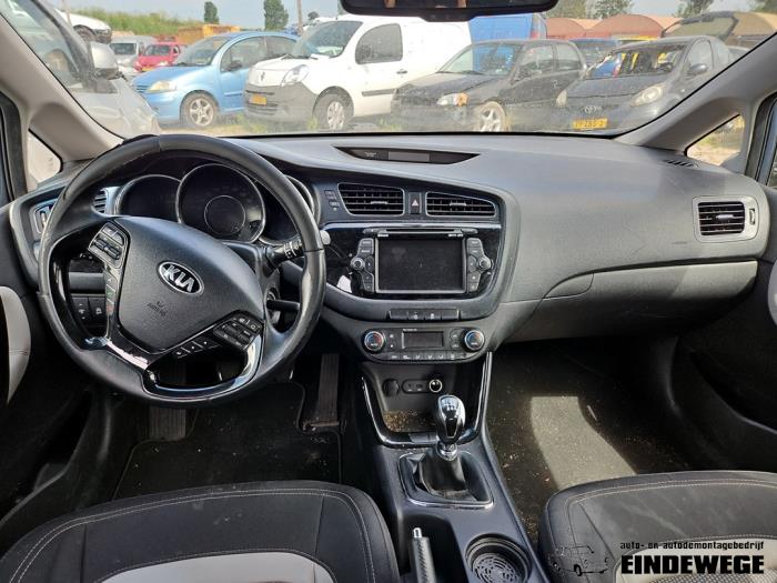 Używane Fotel prawy Kia Cee'd (JDB5) 1.6 GDI 16V Cena na żądanie oferowane przez Auto- en demontagebedrijf Eindewege