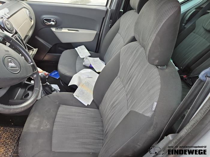 Używane Fotel prawy Dacia Dokker (0S) 1.5 dCi 90 Cena na żądanie oferowane przez Auto- en demontagebedrijf Eindewege