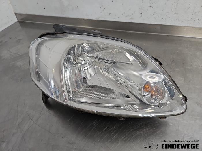 Używane Reflektor prawy Volkswagen Fox (5Z) 1.2 Cena € 25,00 Procedura marży oferowane przez Auto- en demontagebedrijf Eindewege