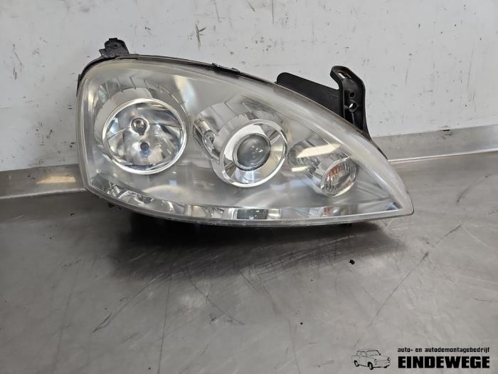 Używane Reflektor prawy Opel Corsa C (F08/68) 1.4 16V Twin Port Cena € 30,00 Procedura marży oferowane przez Auto- en demontagebedrijf Eindewege