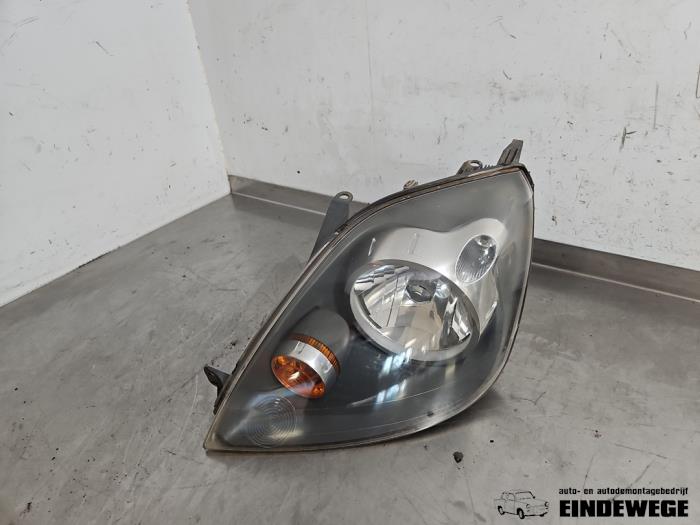 Używane Reflektor lewy Ford Fiesta 5 (JD/JH) 1.4 16V Cena € 40,00 Procedura marży oferowane przez Auto- en demontagebedrijf Eindewege
