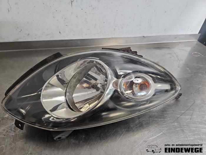 Używane Reflektor prawy Renault Twingo II (CN) 1.2 16V Cena na żądanie oferowane przez Auto- en demontagebedrijf Eindewege