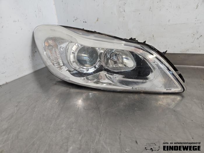 Używane Reflektor prawy Volvo C30 (EK/MK) 2.0 D3 20V Cena € 157,50 Procedura marży oferowane przez Auto- en demontagebedrijf Eindewege