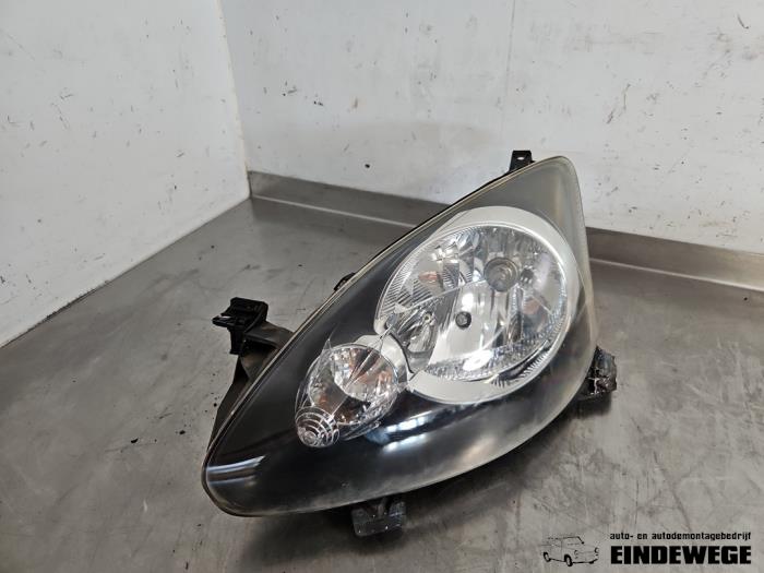 Używane Reflektor lewy Toyota Aygo (B10) 1.0 12V VVT-i Cena € 52,50 Procedura marży oferowane przez Auto- en demontagebedrijf Eindewege