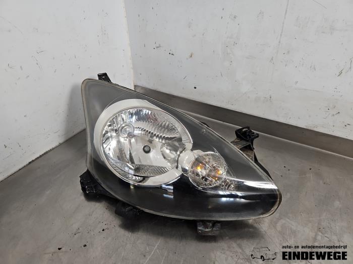 Używane Reflektor prawy Toyota Aygo (B10) 1.0 12V VVT-i Cena € 52,50 Procedura marży oferowane przez Auto- en demontagebedrijf Eindewege