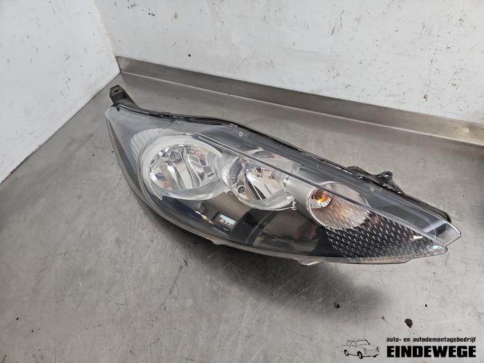 Używane Reflektor prawy Ford Fiesta 6 (JA8) 1.6 TDCi 16V Cena € 105,00 Procedura marży oferowane przez Auto- en demontagebedrijf Eindewege