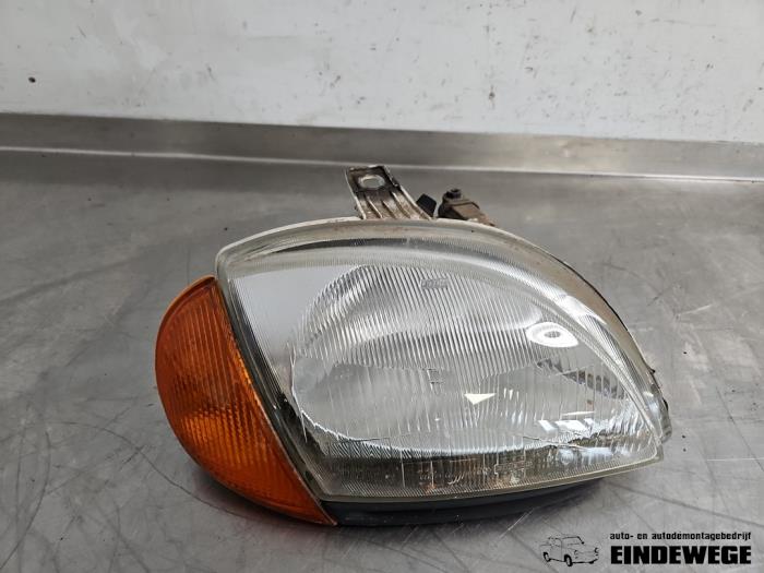 Używane Reflektor prawy Fiat Seicento (187) 1.1 SPI Hobby,Young Cena € 25,00 Procedura marży oferowane przez Auto- en demontagebedrijf Eindewege