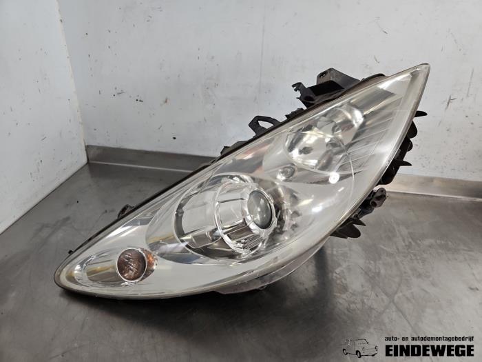 Używane Reflektor prawy Peugeot 307 SW (3H) 2.0 16V Cena € 105,00 Procedura marży oferowane przez Auto- en demontagebedrijf Eindewege