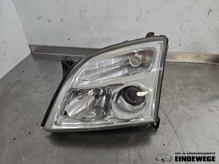 Używane Reflektor lewy Opel Vectra C Caravan 1.8 16V Cena € 52,50 Procedura marży oferowane przez Auto- en demontagebedrijf Eindewege