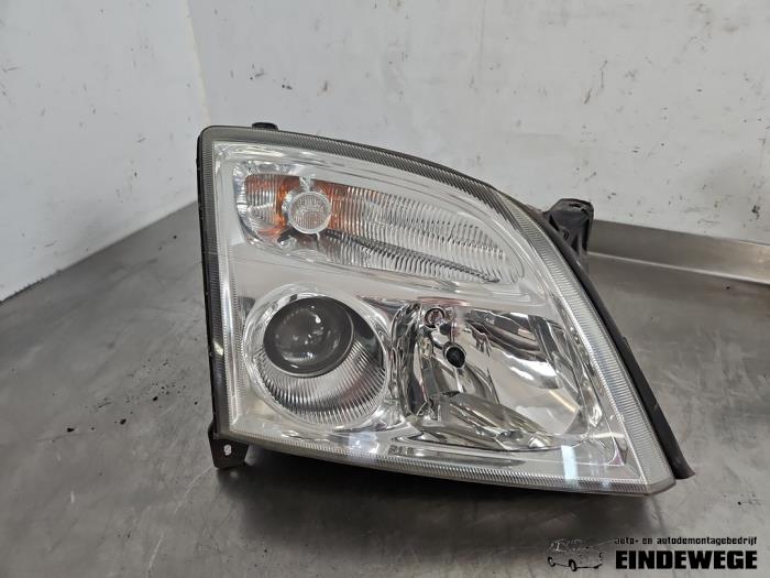 Używane Reflektor prawy Opel Vectra C Caravan 1.8 16V Cena € 52,50 Procedura marży oferowane przez Auto- en demontagebedrijf Eindewege