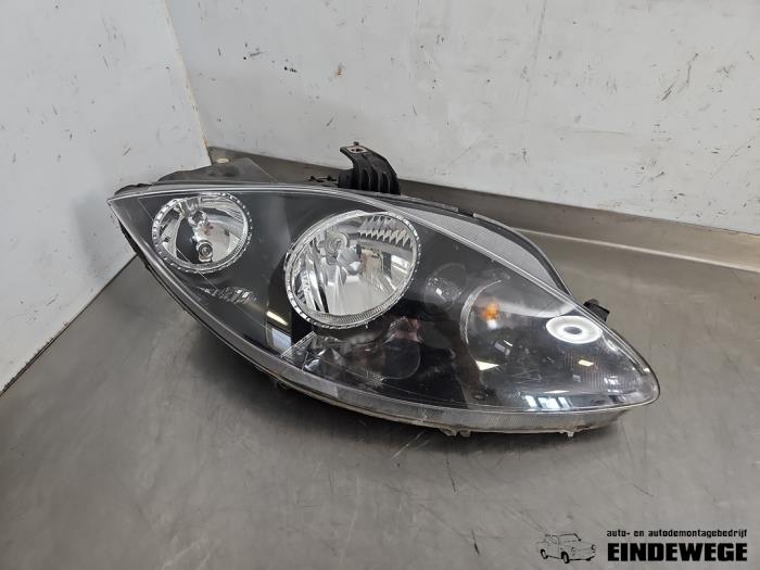 Używane Reflektor prawy Seat Altea XL (5P5) 1.4 TSI 16V Cena € 78,50 Procedura marży oferowane przez Auto- en demontagebedrijf Eindewege