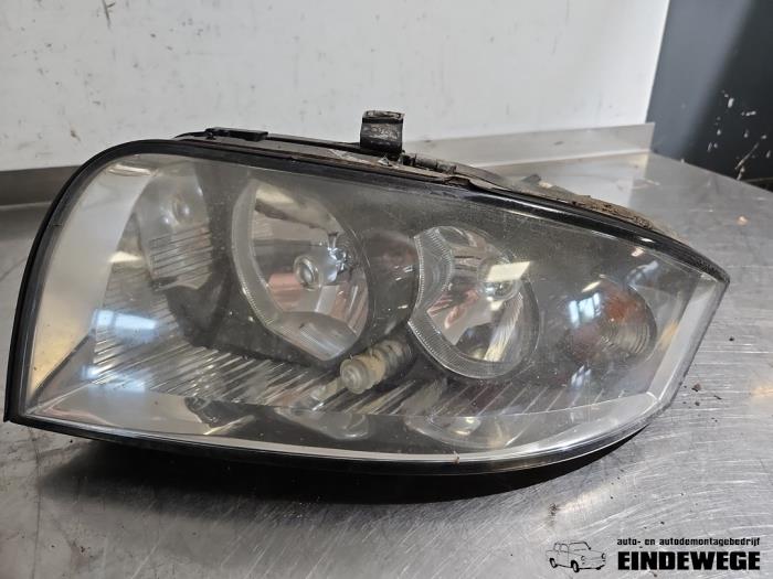 Używane Reflektor lewy Audi A2 (8Z0) 1.6 FSI 16V Cena na żądanie oferowane przez Auto- en demontagebedrijf Eindewege