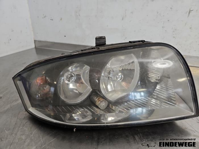 Używane Reflektor prawy Audi A2 (8Z0) 1.6 FSI 16V Cena na żądanie oferowane przez Auto- en demontagebedrijf Eindewege