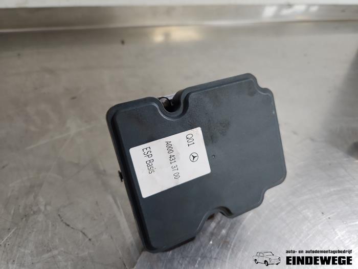Begagnade ABS-pump Mercedes CLA (117.3) 1.6 CLA-180 16V Pris € 60,00 Marginaltabell erbjuds av Auto- en demontagebedrijf Eindewege