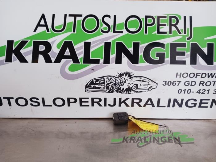 Usados Interruptor de ventanilla eléctrica Opel Astra G (F08/48) 1.6 16V Precio € 4,99 Norma de margen ofrecido por Autosloperij Kralingen B.V.