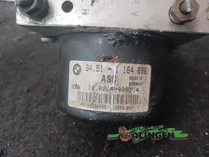 ABS pump from a BMW 3 serie (E46/4) 318i 1999