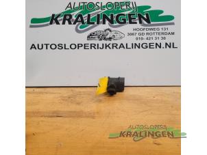 Używane Czujnik masy powietrza Opel Corsa C (F08/68) 1.2 16V Cena € 25,00 Procedura marży oferowane przez Autosloperij Kralingen B.V.