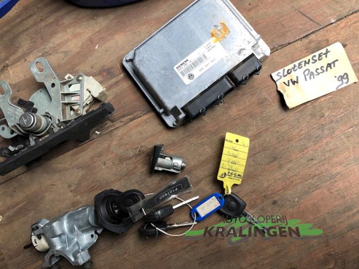 Gebrauchte Schlossset Volkswagen Passat (3B2) 1.6 Preis € 100,00 Margenregelung angeboten von Autosloperij Kralingen B.V.