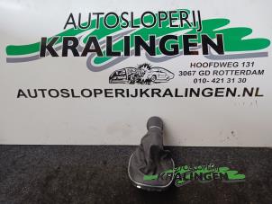 Używane Pokrywa dzwigni zmiany biegów Opel Corsa D 1.3 CDTi 16V Ecotec Cena € 25,00 Procedura marży oferowane przez Autosloperij Kralingen B.V.