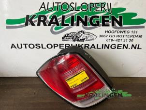 Używane Tylne swiatlo pozycyjne lewe Opel Astra H SW (L35) 1.8 16V Cena € 50,00 Procedura marży oferowane przez Autosloperij Kralingen B.V.