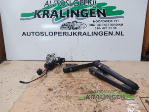 Używane Zestaw zamków Mercedes V (638.2) V-220 2.2 CDI 16V Cena € 100,00 Procedura marży oferowane przez Autosloperij Kralingen B.V.