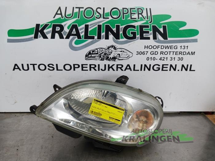 Używane Reflektor lewy Citroen Saxo 1.1i X,SX Cena € 19,99 Procedura marży oferowane przez Autosloperij Kralingen B.V.