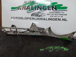 Usagé Moteur essuie-glace avant Mercedes C (W203) 2.2 C-220 CDI 16V Prix € 100,00 Règlement à la marge proposé par Autosloperij Kralingen B.V.