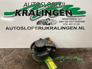 Usados Motor de ventilador de calefactor Volkswagen Passat Variant (3B6) 2.0 20V Precio € 50,00 Norma de margen ofrecido por Autosloperij Kralingen B.V.