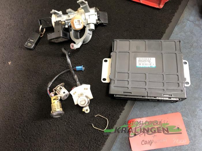 Gebrauchte Schlossset Mitsubishi Space Runner (N6) 2.0i 16V GLX Preis € 150,00 Margenregelung angeboten von Autosloperij Kralingen B.V.