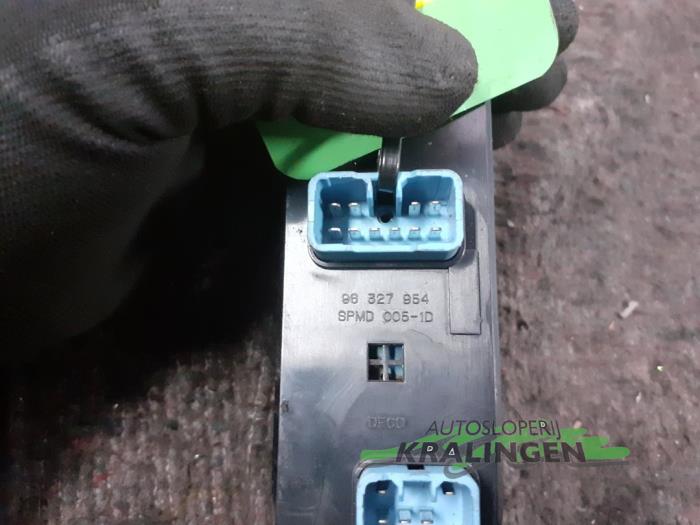 Usados Interruptor de ventanilla eléctrica Chevrolet Evanda 2.0 16V Precio € 50,00 Norma de margen ofrecido por Autosloperij Kralingen B.V.