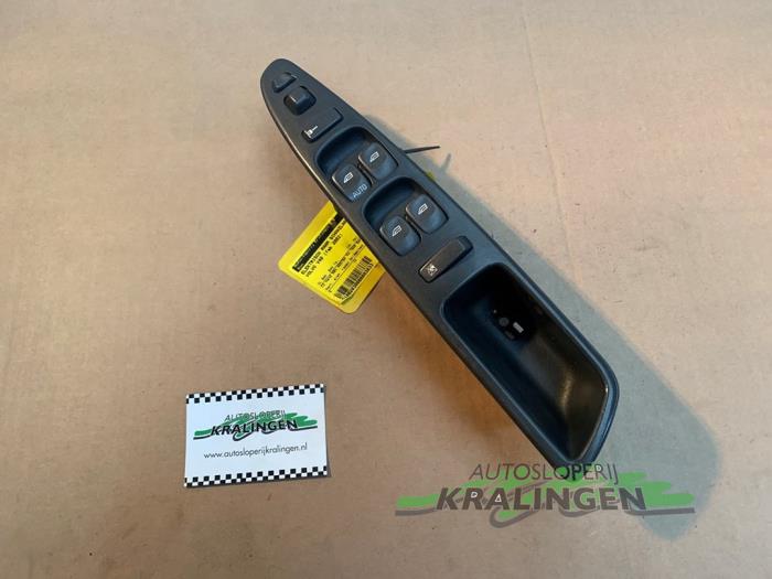 Usados Interruptor de ventanilla eléctrica Volvo V40 (VW) 2.0 16V Precio € 25,00 Norma de margen ofrecido por Autosloperij Kralingen B.V.