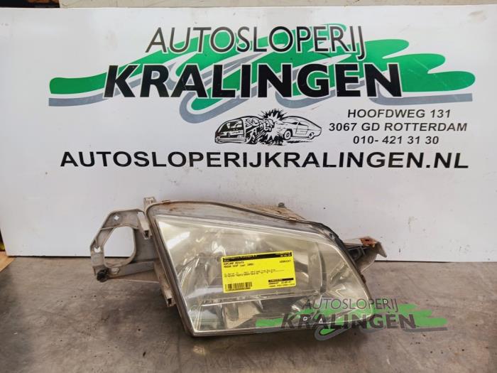 Używane Reflektor prawy Mazda 323 Fastbreak (BJ14) 1.3 LX,GLX 16V Cena € 25,00 Procedura marży oferowane przez Autosloperij Kralingen B.V.