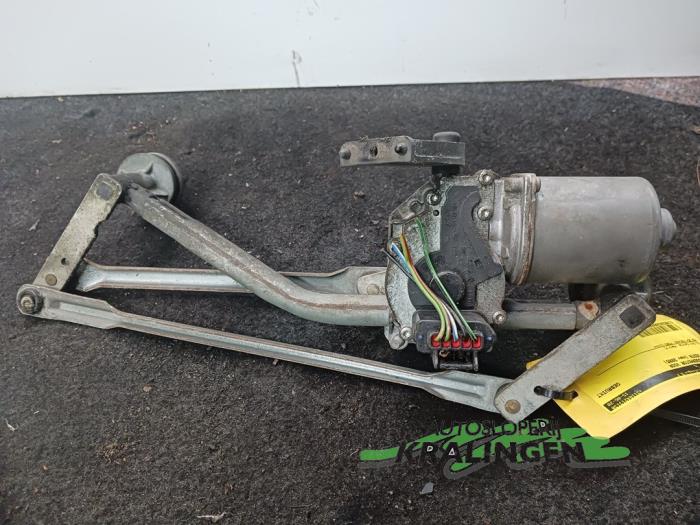 Front wiper motor from a Ford Fiesta 5 (JD/JH) 1.4 TDCi 2005