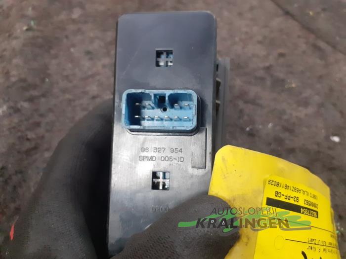 Usados Interruptor de ventanilla eléctrica Chevrolet Evanda 2.0 16V Precio € 50,00 Norma de margen ofrecido por Autosloperij Kralingen B.V.