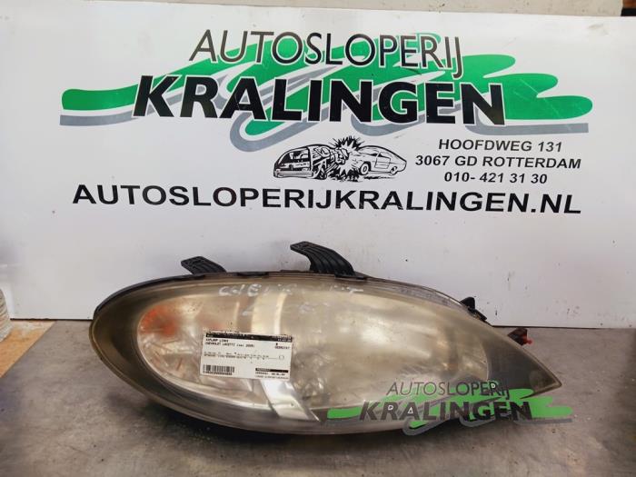 Używane Reflektor lewy Chevrolet Lacetti (KLAN) 1.4 16V Cena € 24,99 Procedura marży oferowane przez Autosloperij Kralingen B.V.
