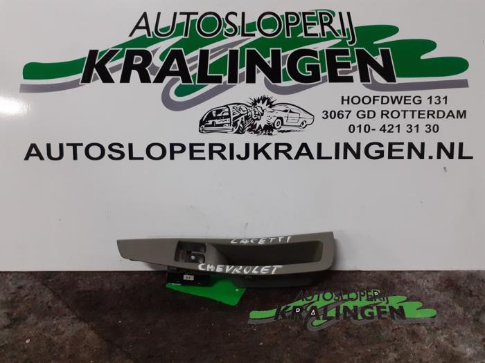 Usados Interruptor de ventanilla eléctrica Chevrolet Lacetti (KLAN) 1.4 16V Precio € 25,00 Norma de margen ofrecido por Autosloperij Kralingen B.V.